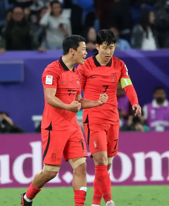호주전- 붉은유니폼 손흥민과 황희찬이 걸으며 대화하는 모습