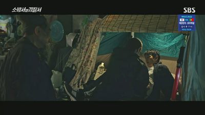 노숙자촌 에서 송설에게 치료를 받고 있는 김래원입니다.