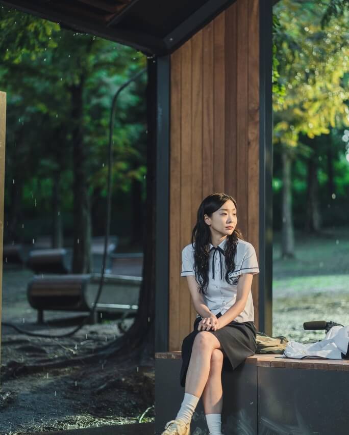 야외의자에앉아있는-긴머리여성의모습