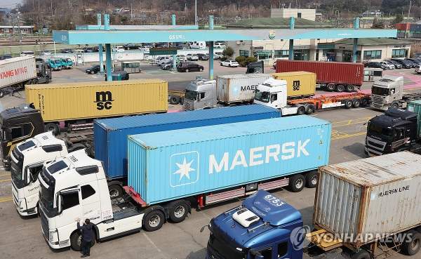 줄서있는 차량들