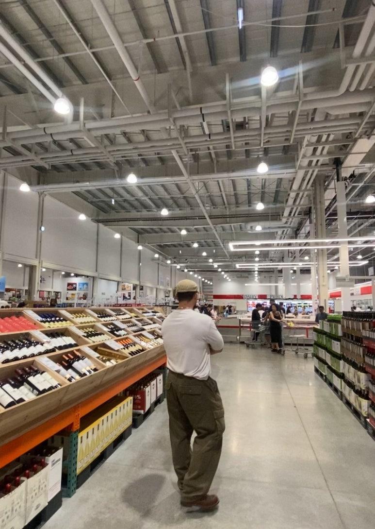 데일리룩(2025. 8. 26.)유니버셜 케미스트리 베레모 헌팅캡 베이지, 쿨탠다드 무신사스탠다드 베이직 반팔 티셔츠, 프리즘웍스 카고 팬츠 카키, 레드윙 아이언레인저 앰버하니스