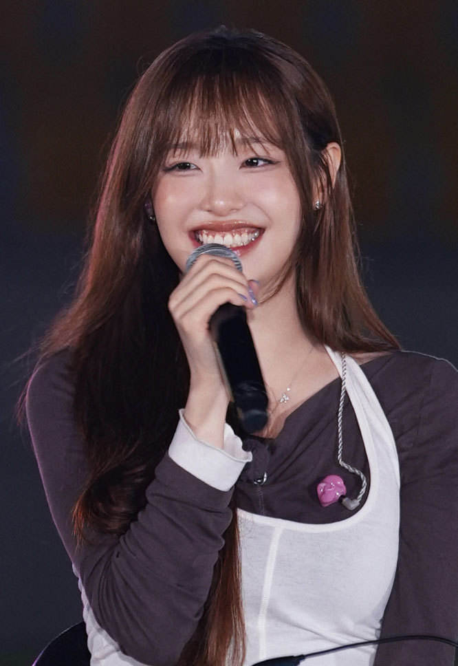 마이크를 들고 웃는 더 리슨 시즌6 출연자 츄