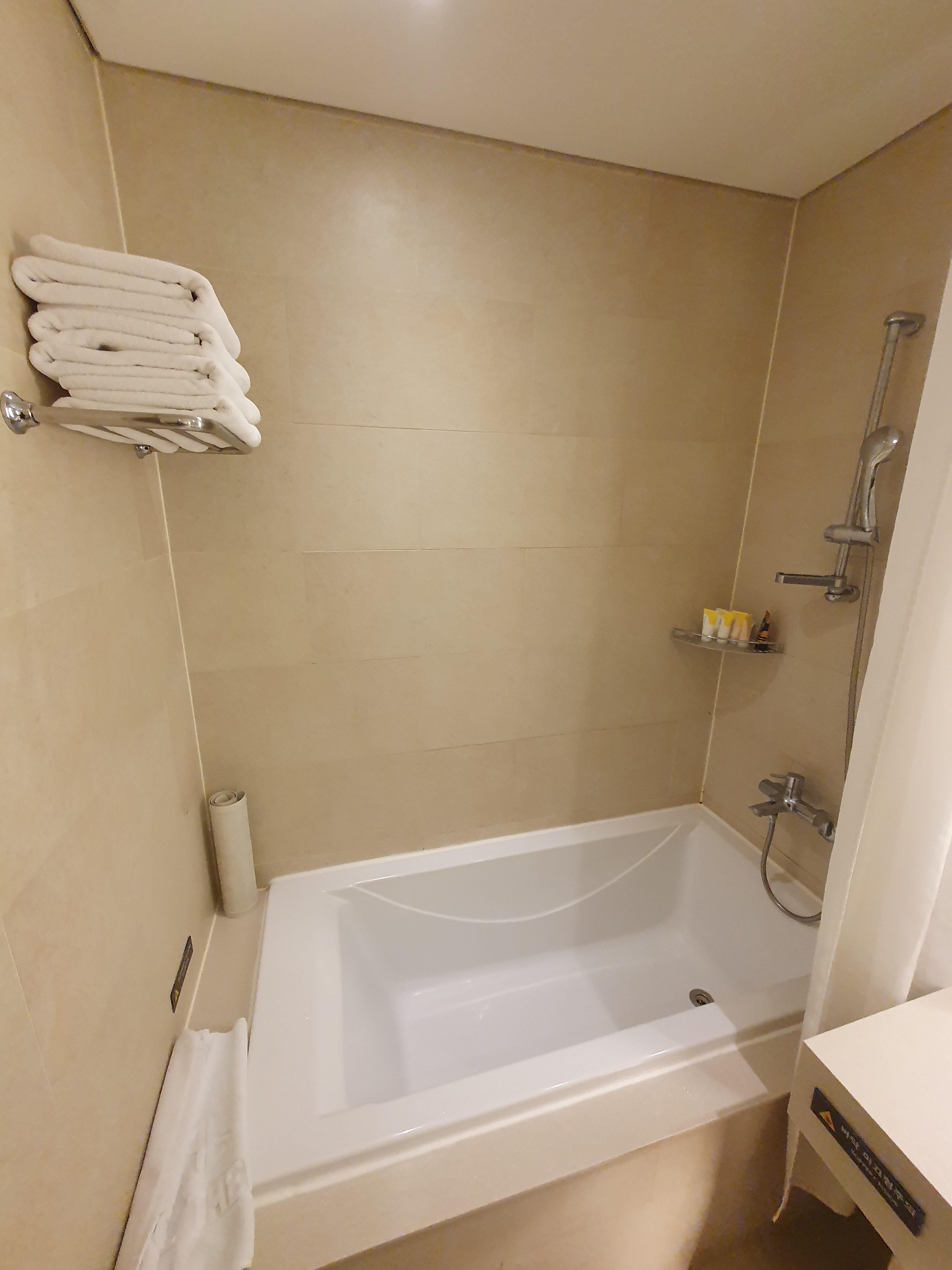 샤워 부스는 목욕통에서 샤워커튼 치고 하면 됨.