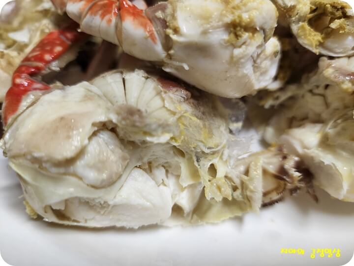 2등분한 살이 꽉 찬 꽃게