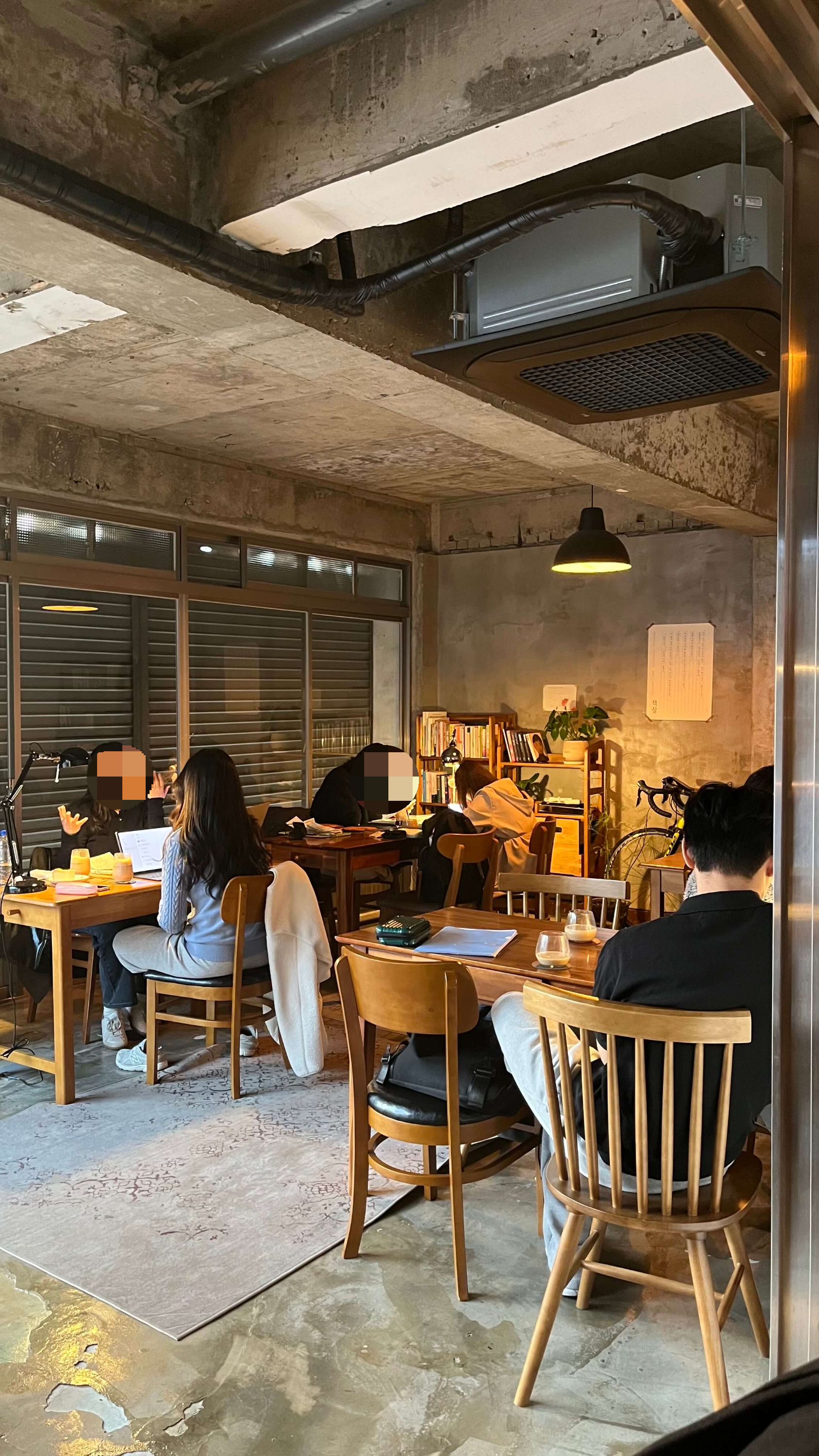 대구 안지랑 카페 - 카페 책상 - 드립커피 맛집 - 대구 안지랑 데이트 코스 - 내부 004