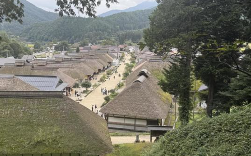 초가집 마을을 먼곳에서 전체적으로 찍은 사진