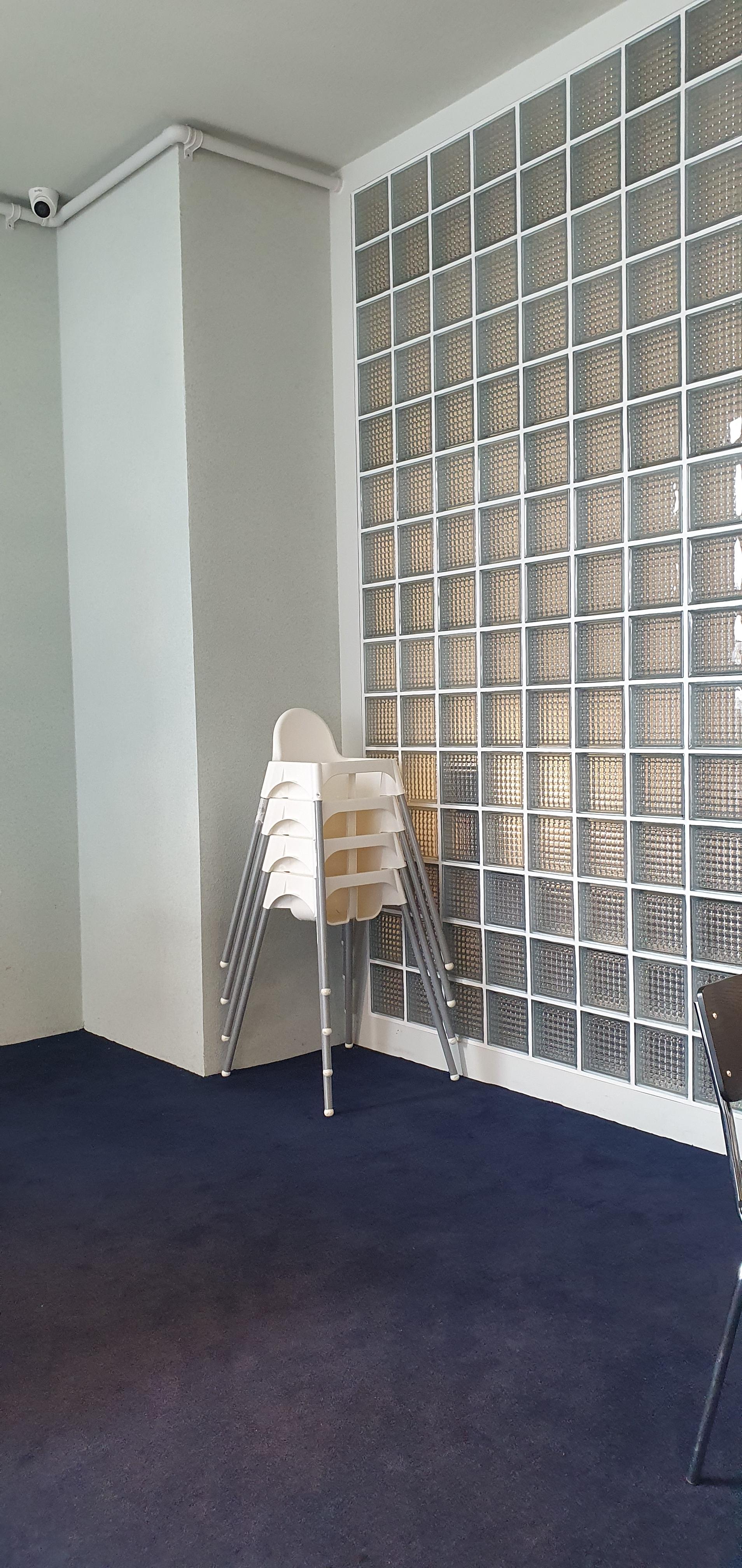 유리블록-벽에-세워져-있는-아기의자-투파인드피터-검단