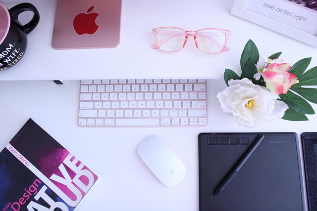 업무 효율화를 위해 노트북 앞에서 작업하는 모습