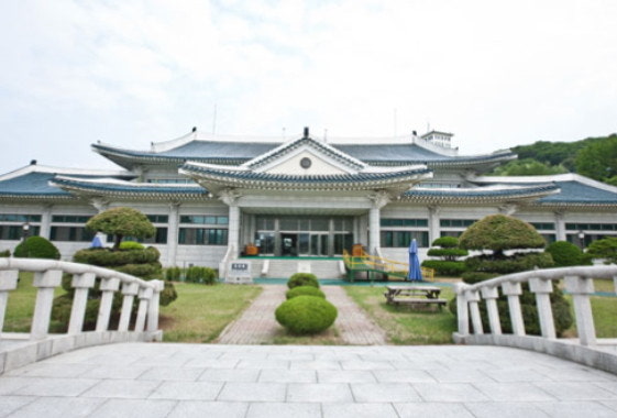 민사고 입시와 전 과목 세특 융합 탐구 전략을 상징하는 민족사관고등학교의 전통 한옥 캠퍼스 전경 이미지
