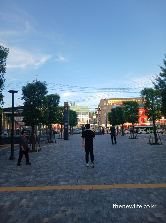 Achasan Station Exit 4 leading toward the back entrance of the park/아차산역 4번 출구에서 서울 어린이공원 후문 방향으로 이어지는 거리