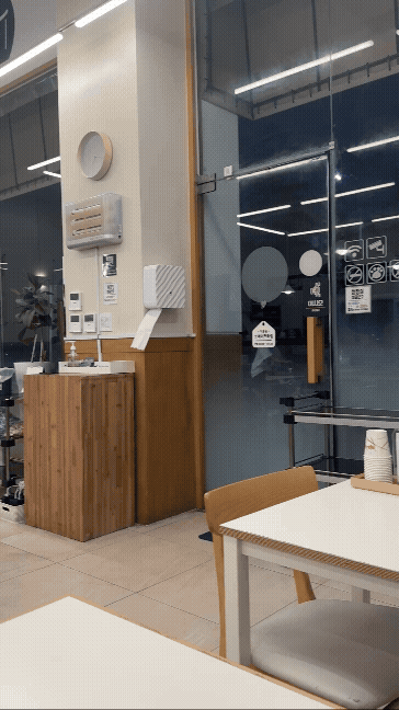 용인 수지구 동천동 바른식탁 내부 전경을 훑는 GIF. 테이블과 의자가 배치되어 있고 깔끔한 인테리어로 혼밥하기에도 편안한 분위기.