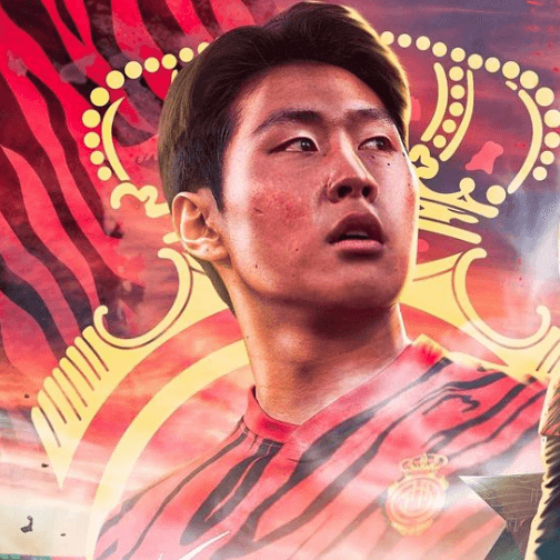 이강인- 붉은 배경 붉은 생제르맹 유니폼을 입고 먼곳을 바라보는 이강인