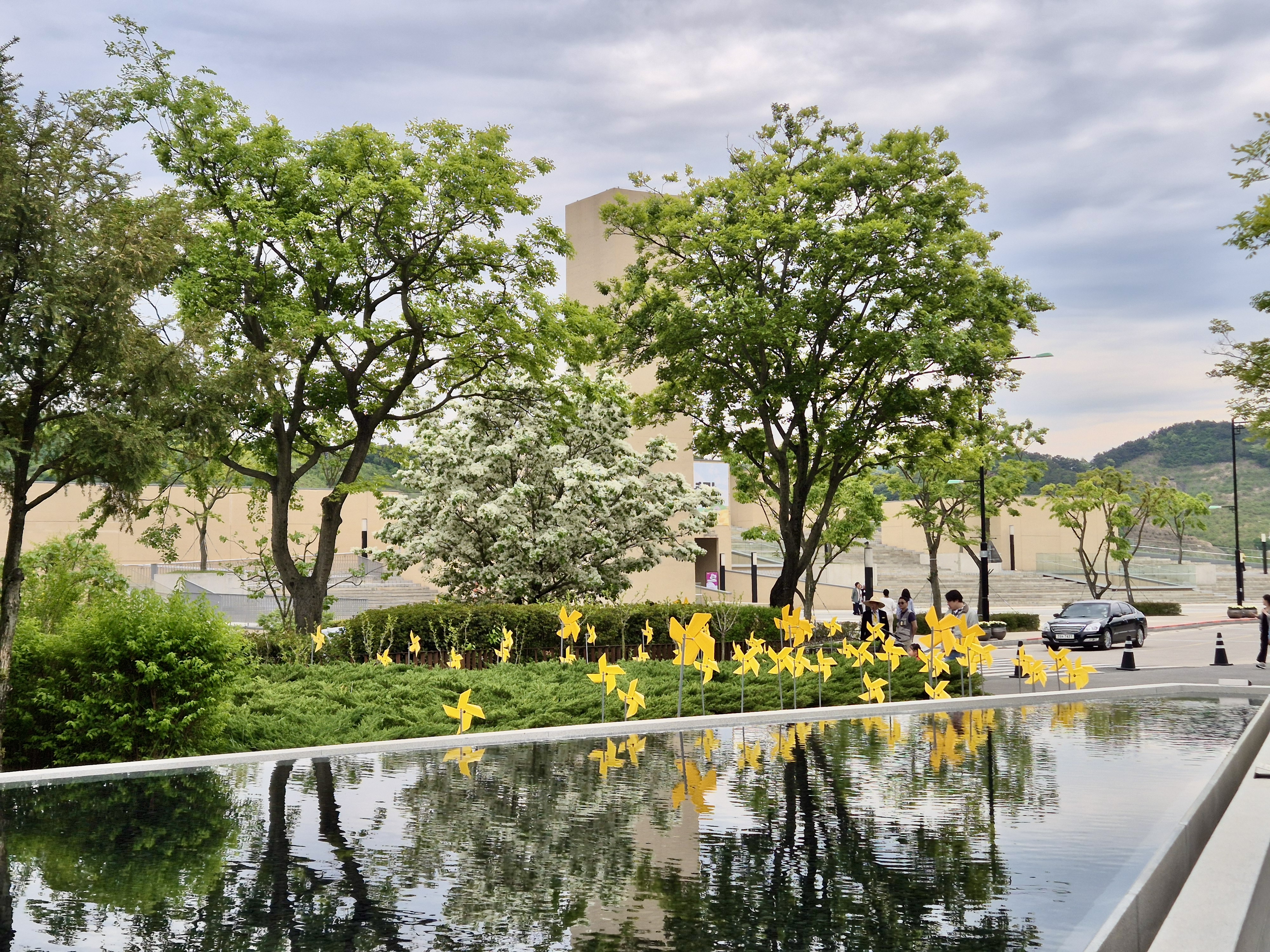 김해 봉하마을 묘역 초입