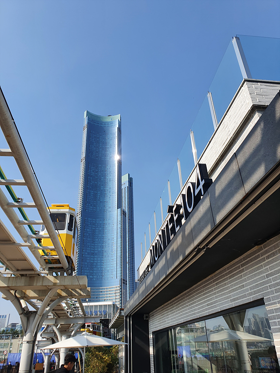 해운대-고층건물이-보이는-카페