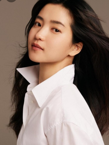 파격적인 노출연기로 데뷔한 현재 최고의 스타