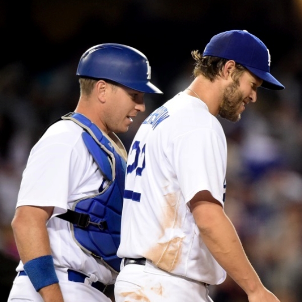 클레이튼 커쇼와 AJ 엘리스가 이닝을 마치고 들어가고 있다.