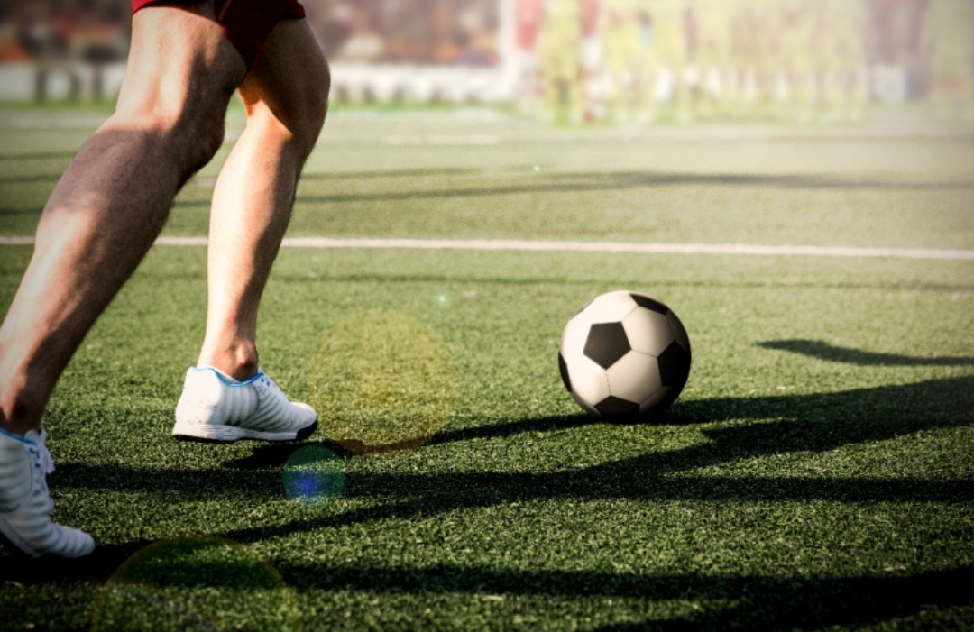 축구공을 차려는 축구선수의 모습