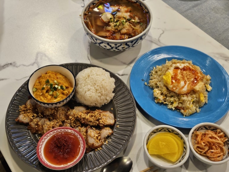 타논55 음식 전체 상차림 모습