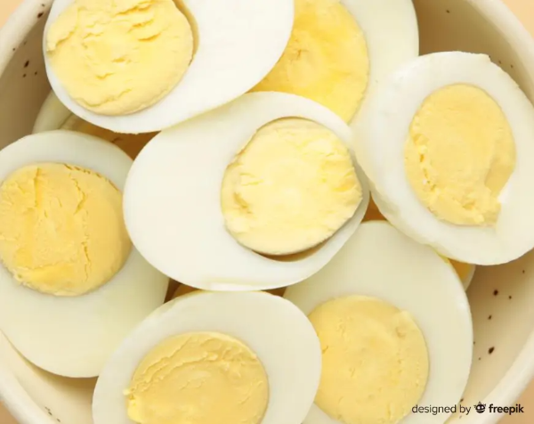 반-자른-삶은-계란-7개