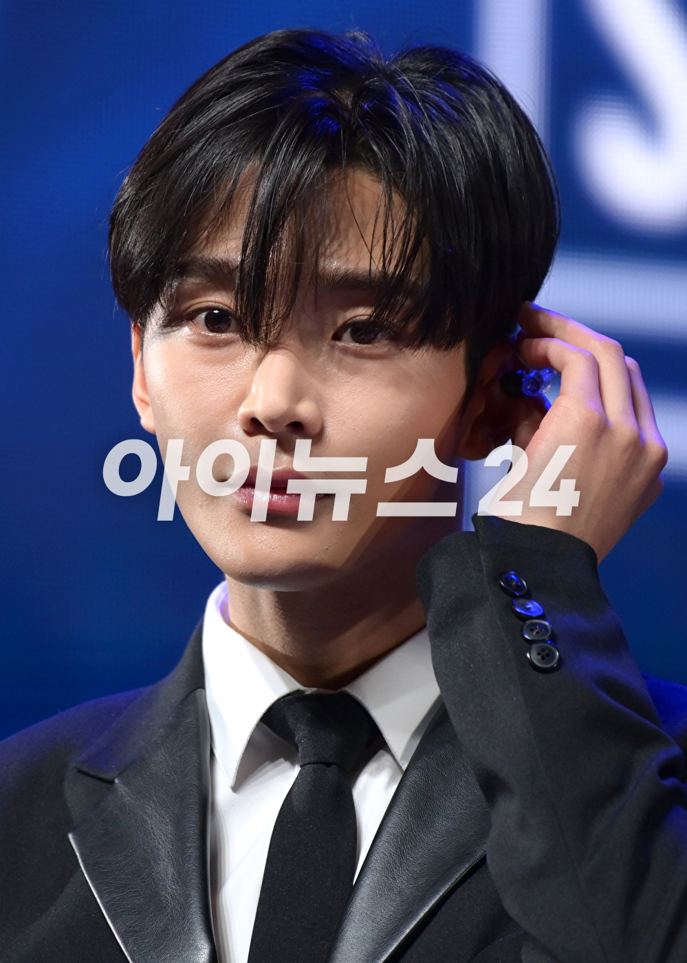 그룹 SF9(에스에프나인) 로운이 9일 오후 서울 광장동 예스24 라이브홀에서 진행된 미니 12집 '더 피스 오브 나인(THE PIECE OF9)' 쇼케이스에서 멋진 무대를 선보이고 있다. [사진=정소희 기자]