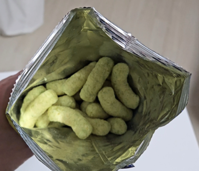 메론킥 과자 봉지 내부 모습, 스낵들이 가득 담긴 포장 안쪽 사진