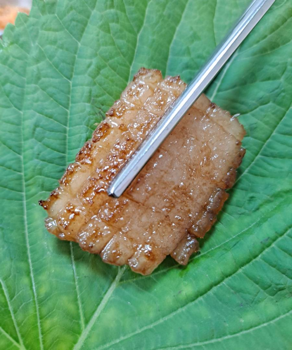 깻잎에 돼지껍데기 올리다