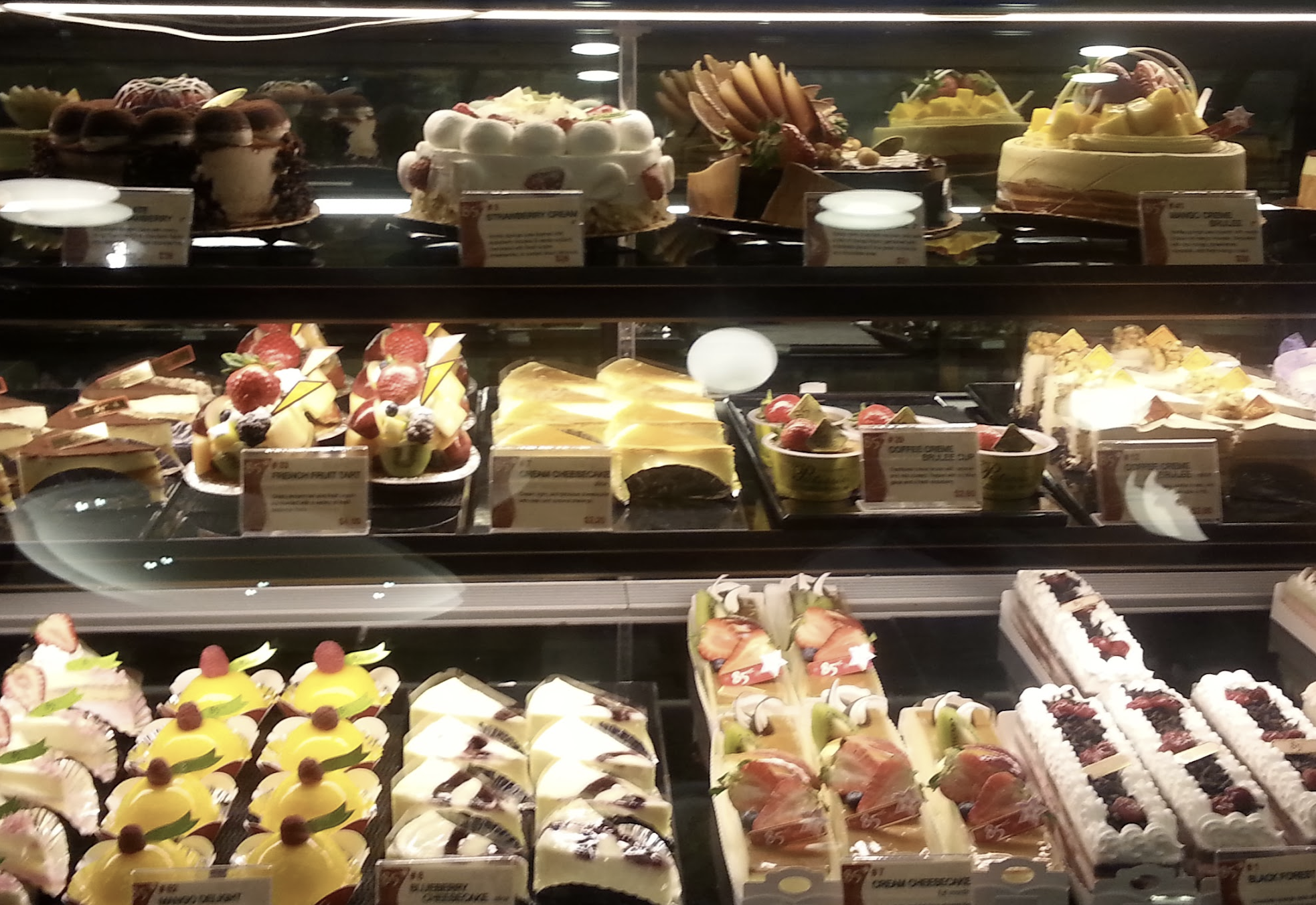 디저트 카페에 있는 각종 케잌들