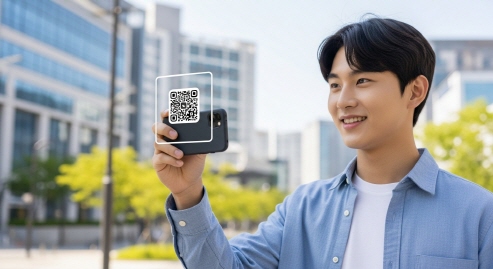 QR코드를 스캔하며 인증 중인 청년