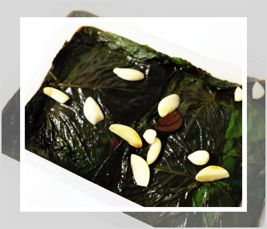 깻잎을 간장양념에 절여서 깻잎장아찌를 만드는 레시피를 설명하는 이미지