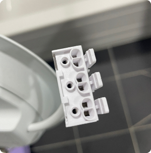 LED전등 전선 삽입구