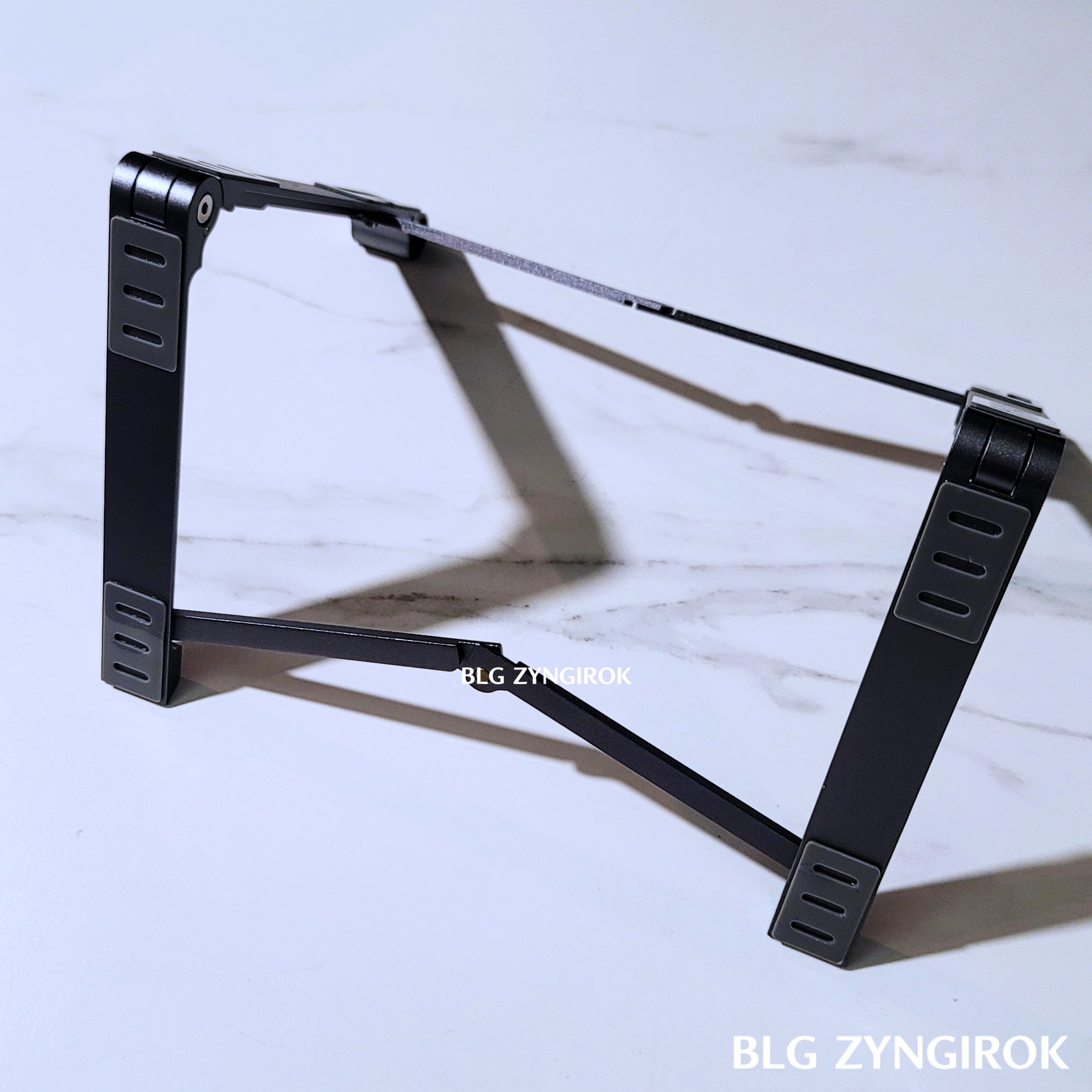 무아스 초경량 휴대용 다목적 노트북 거치대를 접어서 세워둔 모습이다.