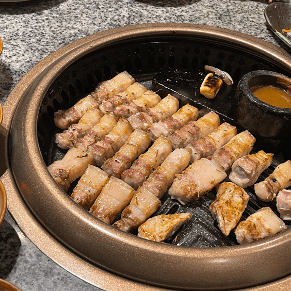 불판위에-구워진-삼겹살