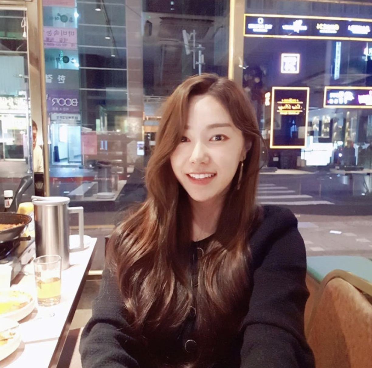 나솔-긴웨이브머리 갈색의자에 앉고 검은 니트를 입은채 미소짓는 현숙