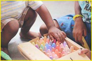 놀이도구를 만지는 아이들