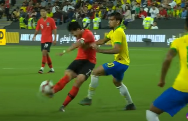 입장하는 손흥민 선수와 슈팅하는 손흥민 선수 모습