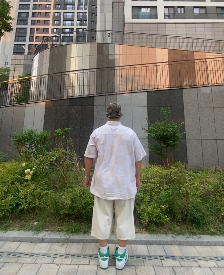 데일리룩('26. 7. 31.)엑스트라오디너리 카모 버킷햇 벙거지, 반스 케슬러 체커보드 우븐 반소매셔츠, 무신사스탠다드 버뮤다 데님팬츠, 나이키양말, 나이키 덩크하이 스타디움그린