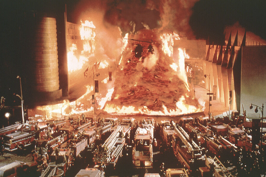 영화 볼케이노 중 선물 사이로 흐르는 용암과 대치 중인 소방차 모습