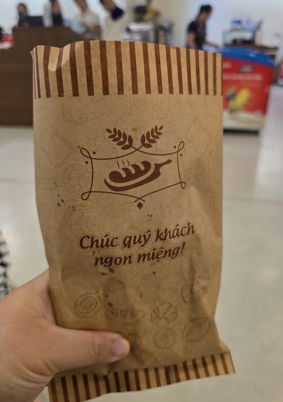 빵집 로고가 그려진 종이 포장 봉투