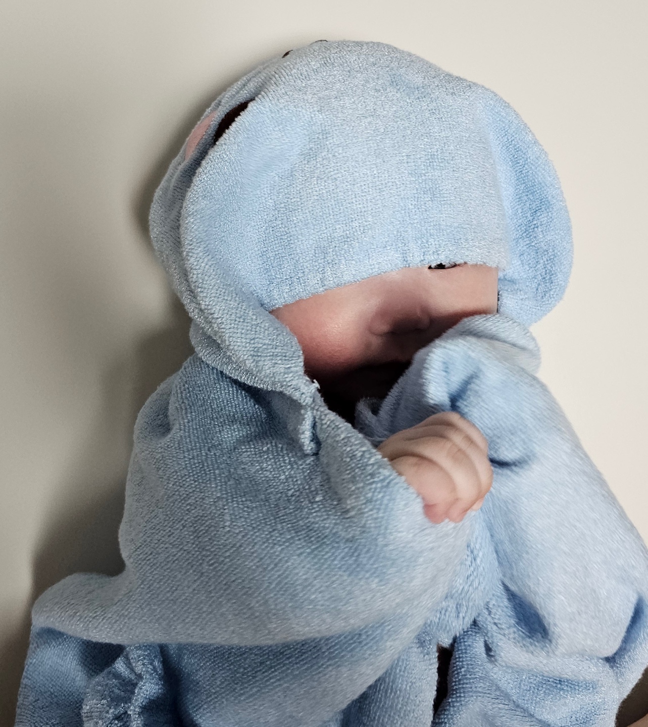 아이가 샤워타올을 쓰고 있는 모습