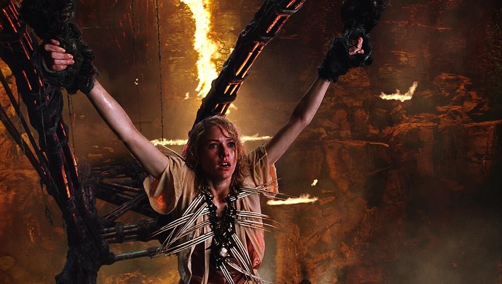 킹콩에게 제물로 바쳐지는 앤이 허공에 묶여 있는 모습