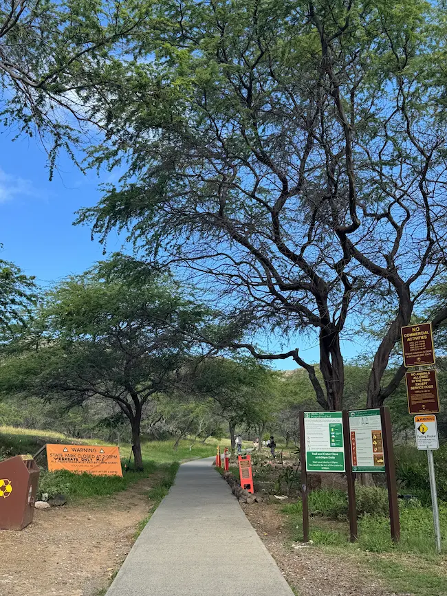 다이아몬드헤드 트레킹 코스 입구, 나무와 표지만