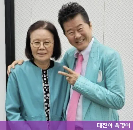 태진아 와이프 옥경이 부부가 에메랄드색 복장을 입고 함께 있는 사진