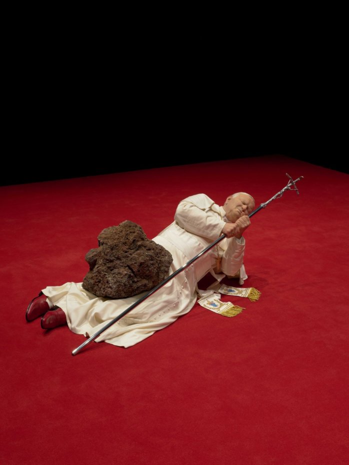 ‘아홉 번째 시간’, 1999, 실리콘 고무, 머리카락, 옷, 십자고상, 액세서리, 돌, 카펫, 가변 크기, Courtesy of Maurizio Cattelan 사진: 김경태