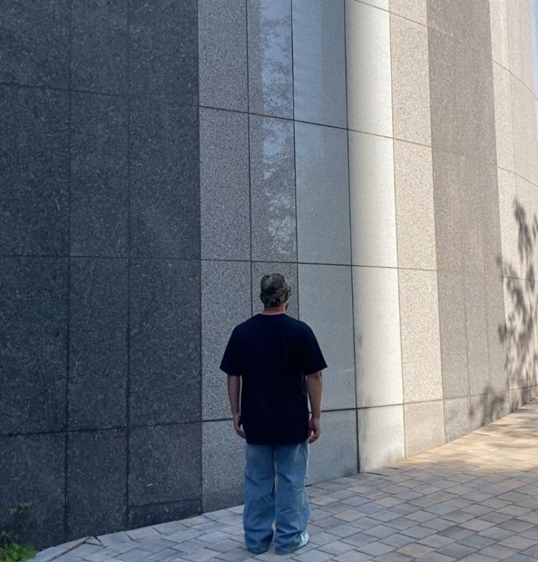 데일리룩(2025. 6. 4.)엑스트라오디너리 카모 버킷햇 벙거지, 엔티엠티(NTMT) 네이비 카모반팔 티셔츠, 무신사스탠다드 와이드 데미지진, 나이키 덩크하이 레트로 그린/화이트