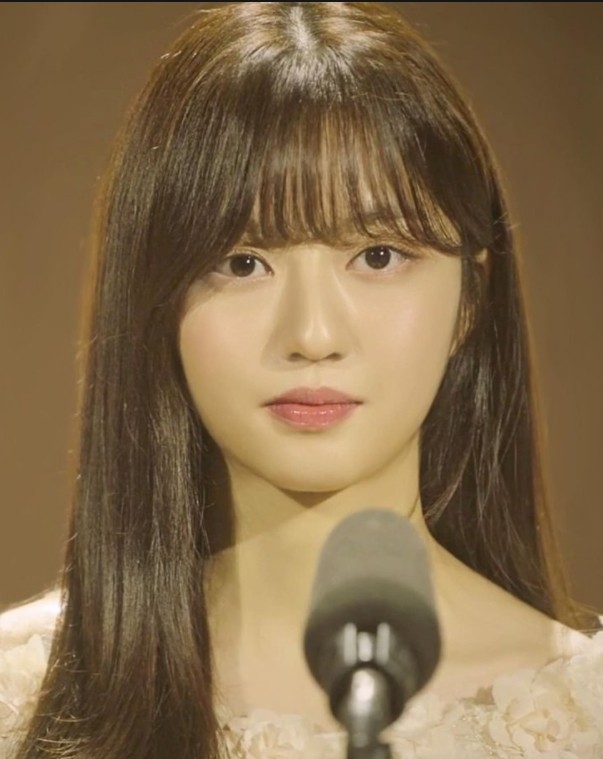 성악하는 배로나의 모습