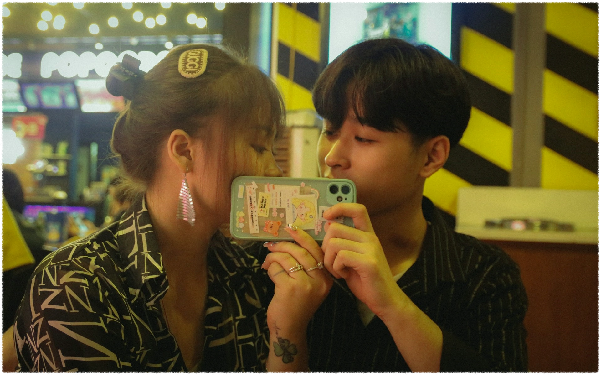 마주보고-있는-매력적인-남성과여성