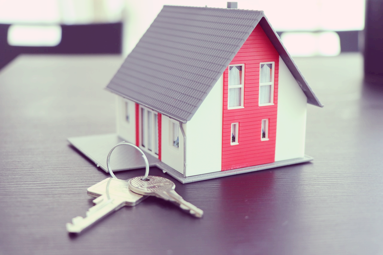 주택모형 열쇠 놓여 있는 사진