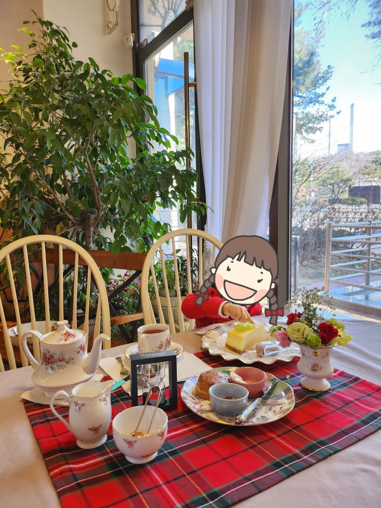 티타임을 즐기는 아이