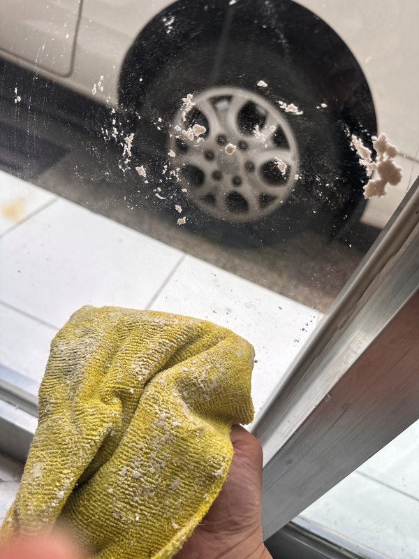 유리창에 규조토 가루를 묻혀 작업하는 모습입니다.