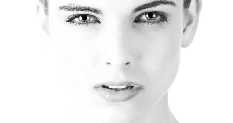 아름다운 여성이 정면을 보고 있다.